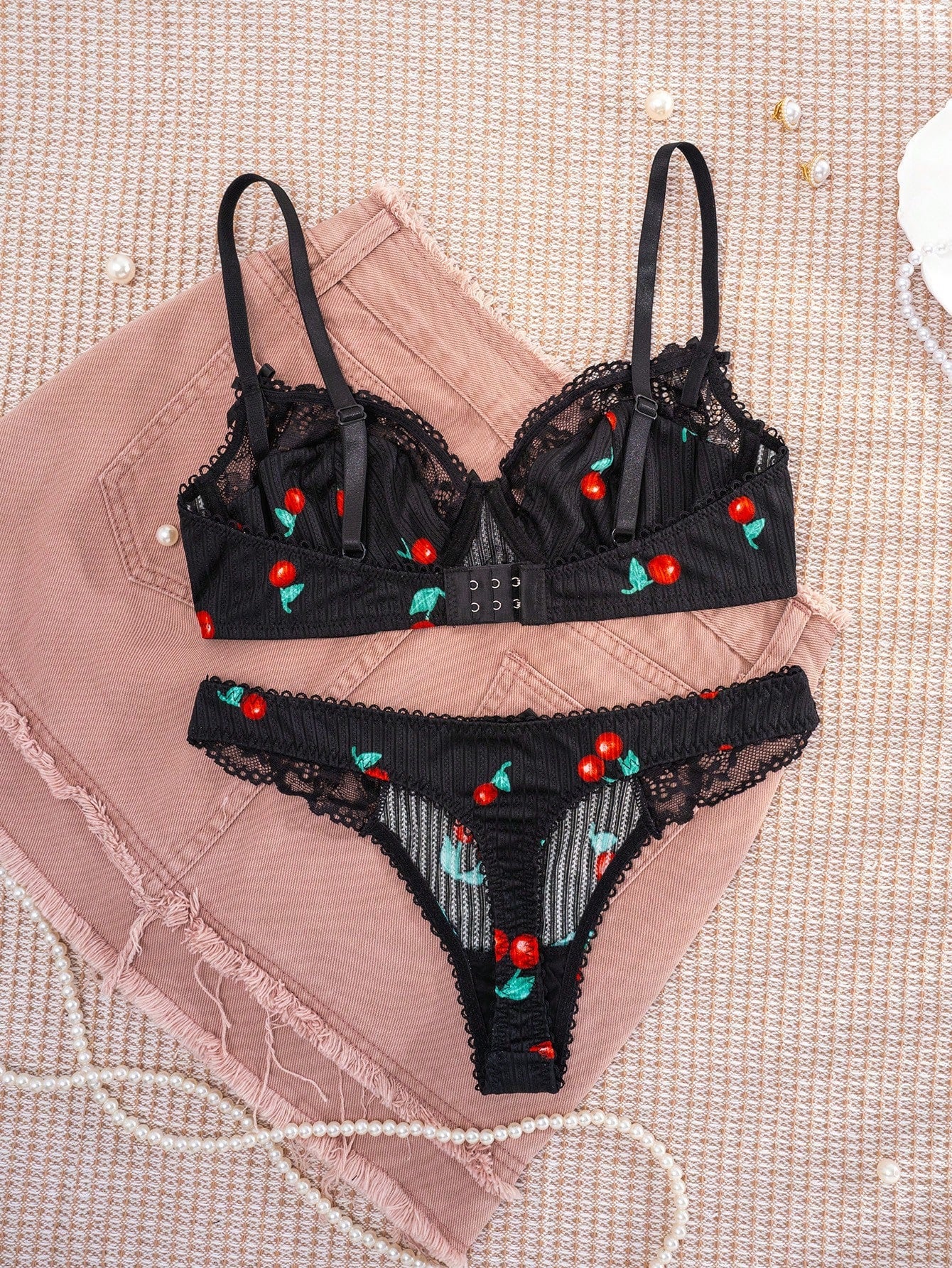 1set Women Black Strawberry Printed Lace Trim Bra Set
